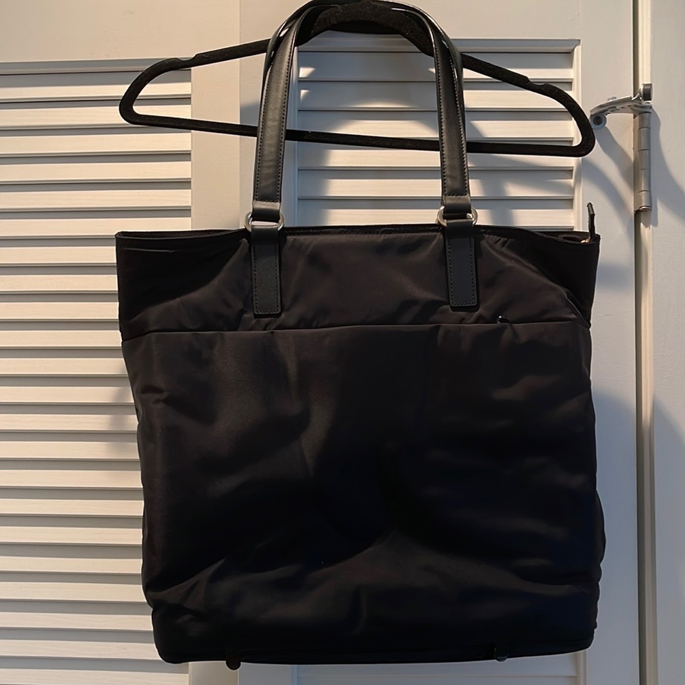Lo & Sons TT Tote. Color black. Great condition.